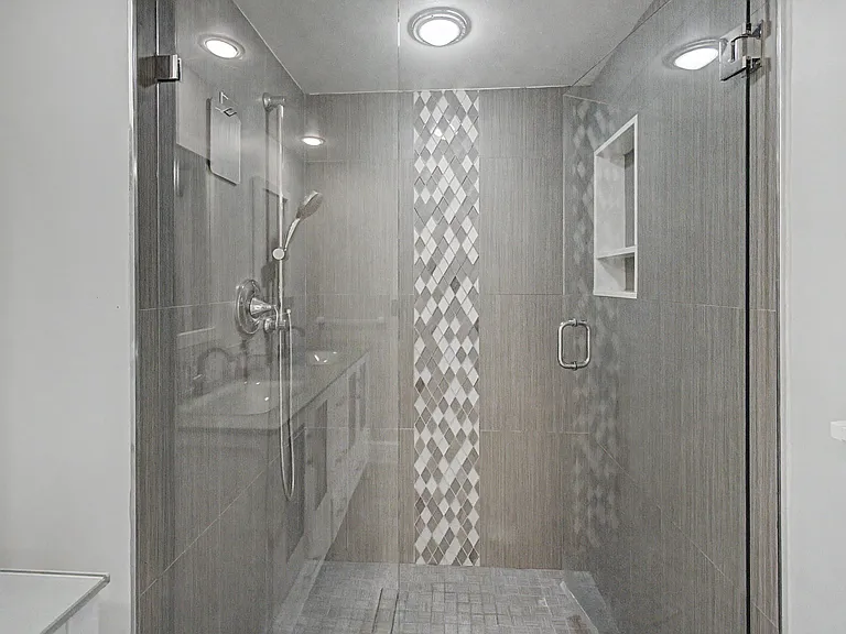 Modern / remodelled master bath