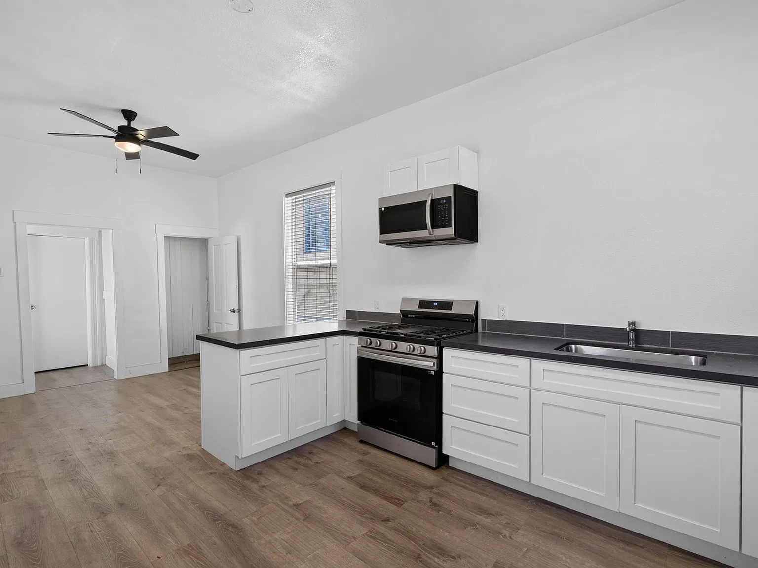 1 bed, 960 sqft, $1,900 — Photo 4