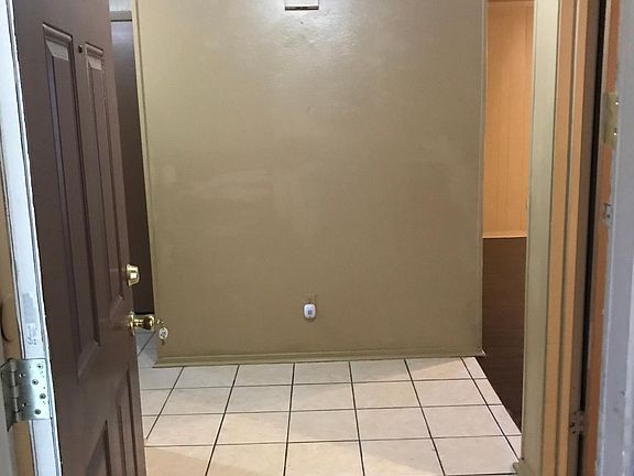 Exterior entry to foyer.