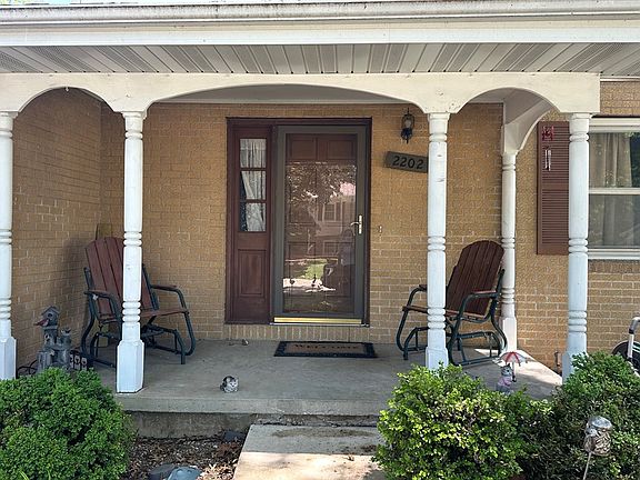 3rd image of 2202 Oak Ln