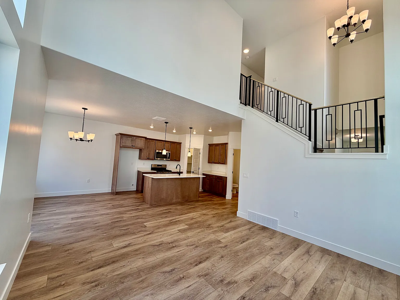 4 bed, 3.5 bath, 2321 sqft, $2,500 — Photo 1