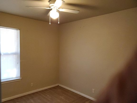 4th image of 100 E Oak St
