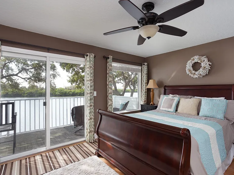 Queen Balcony Bedroom, upstairs