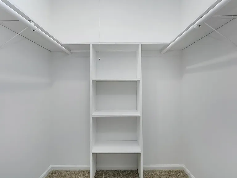APARTMENTS WITH HUGE WALK-IN CLOSETS