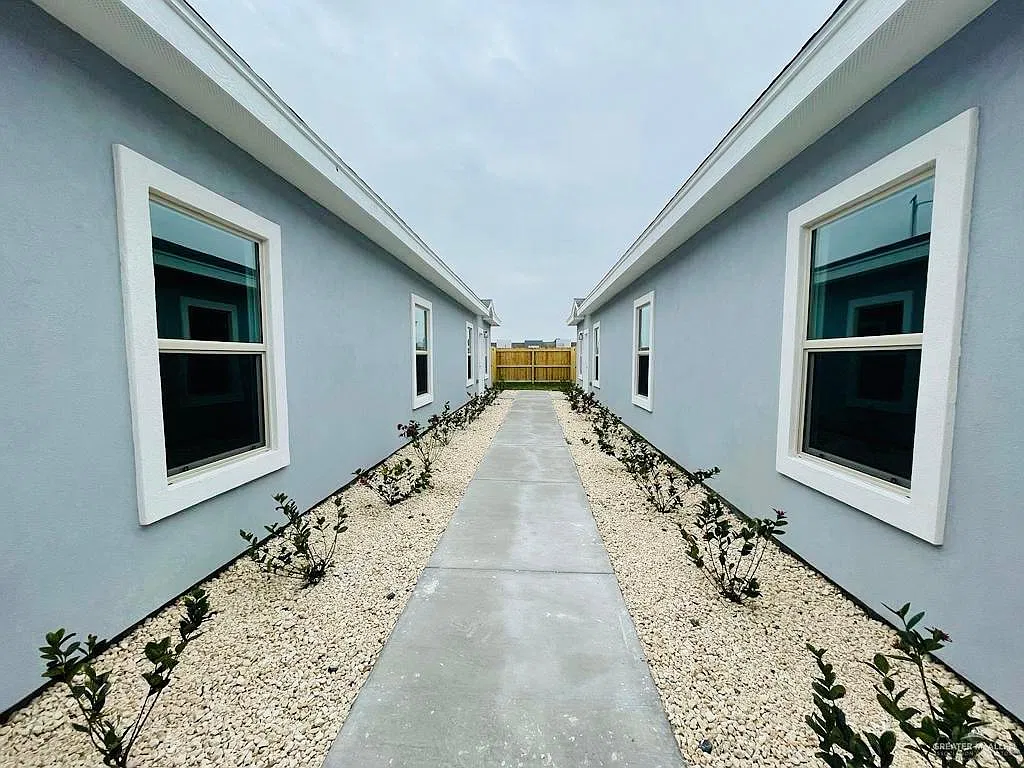 3 bed, 2.0 bath, 1075 sqft, $1,100 — Photo 2