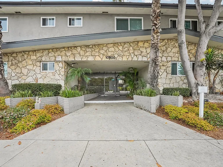 Crenshaw Manor — Photo 7