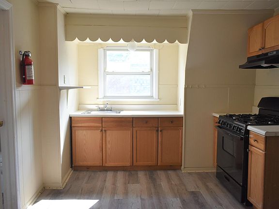 2nd image of 38 Durand Pl Floor 3