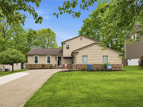 2nd image of 488 Woodlake Dr