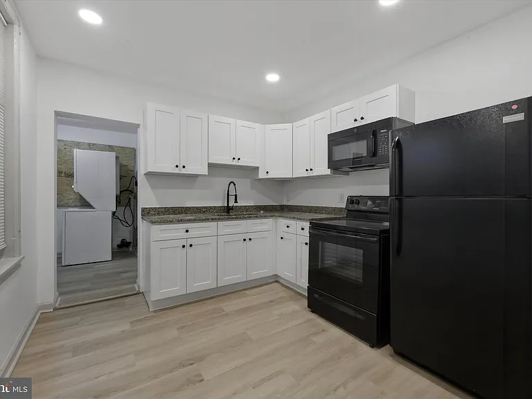 907 Belmont Ave — Photo 2