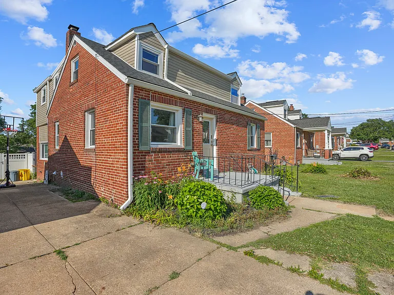 310 Maryland Ave — Photo 2