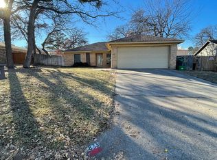 833 Timberoaks Dr, Azle, TX 76020