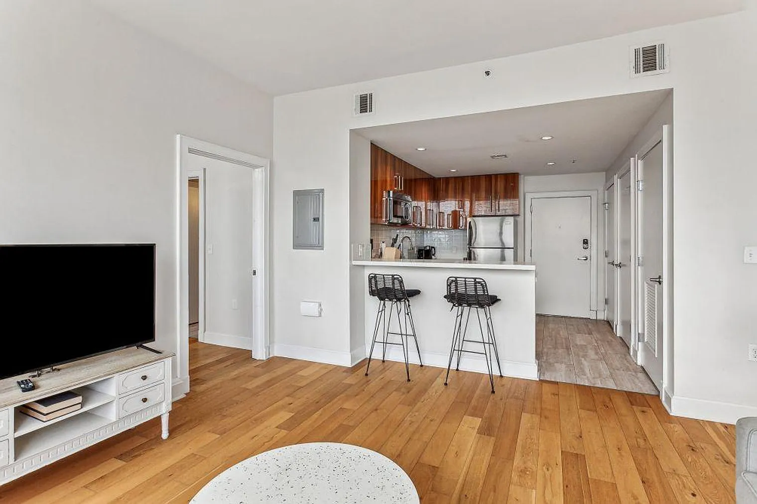 1 bed, 1.0 bath, 721 sqft, $4,287 — Photo 4