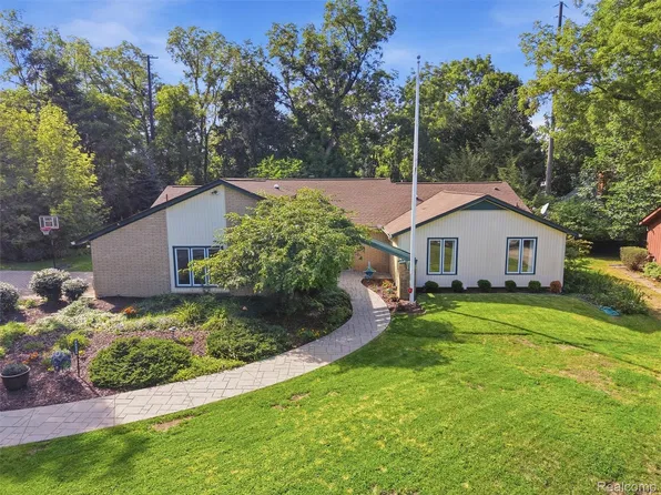 4486 Southmoor Ln, West Bloomfield, MI 48323