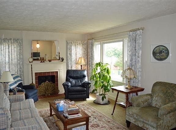 3rd image of 330 Manhattan Dr