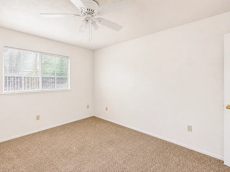 480 Manzanita Ave — Photo 14