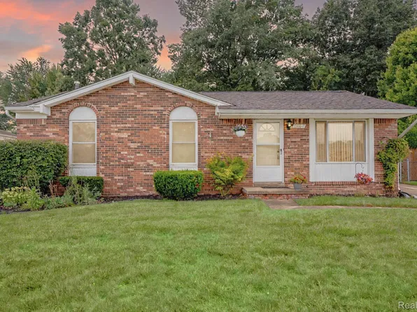 41381 Clayton St, Clinton Township, MI 48038