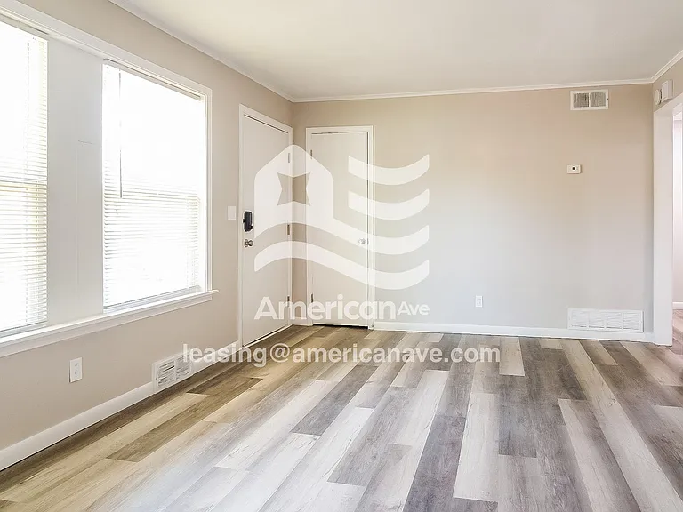 1583683_004_wm_-_living_room_13181385.jpg