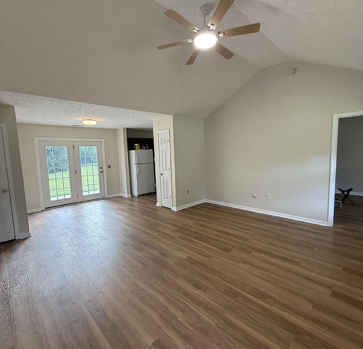 3 bed, 2.0 bath, 1181 sqft, $1,900 — Photo 2