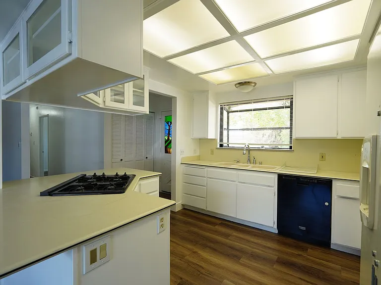220 Lilac Ct — Photo 9