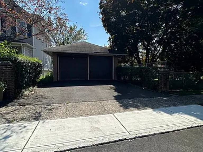 156 Franklin Ave — Photo 2