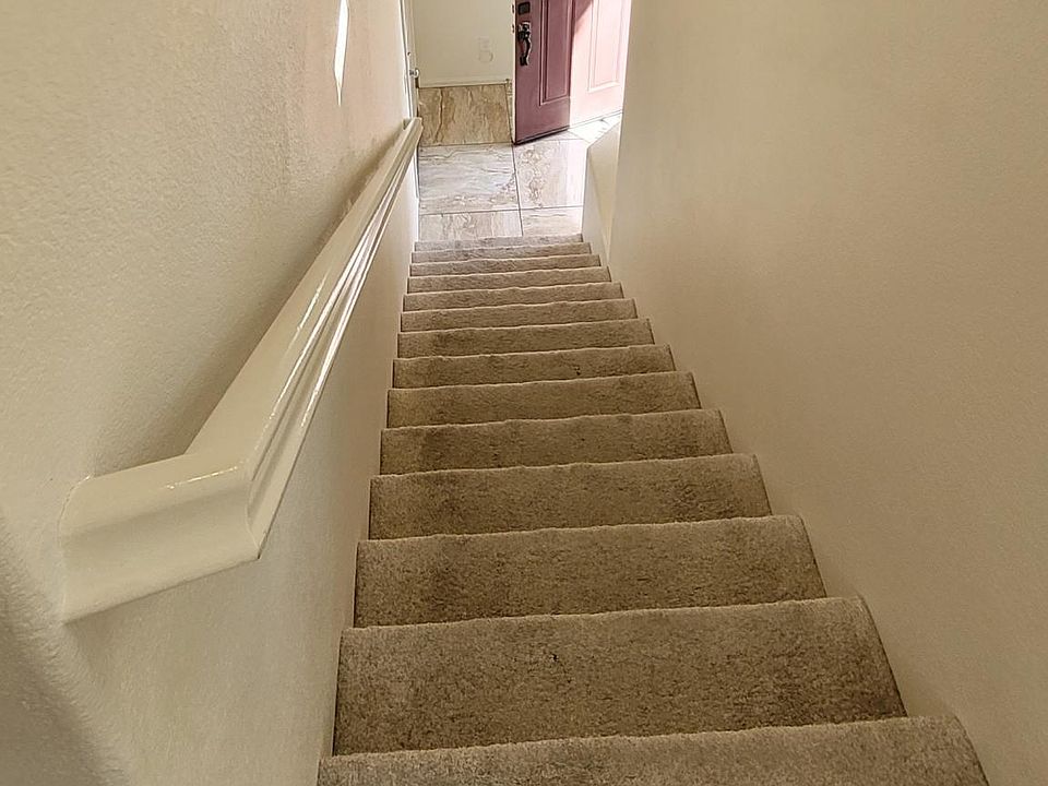 entrance stairs (1st floor)