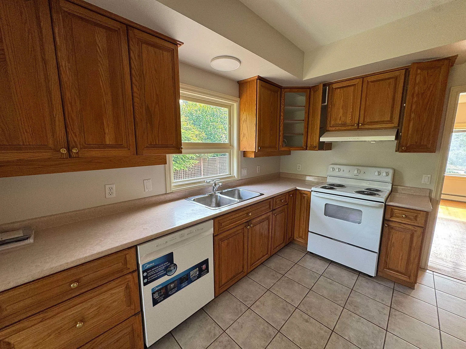 3 bed, 2300 sqft, $6,000 — Photo 4