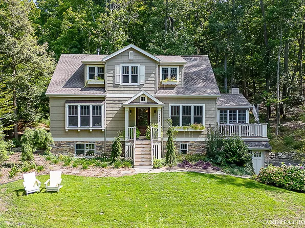 8863 Lakeshore Dr, West Olive, MI 49460