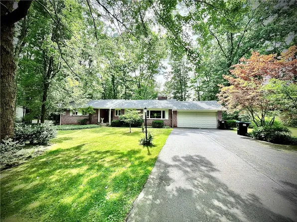 720 Dogwood Ln, Hermitage, PA 16148