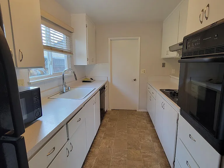 1013 Tulip Dr — Photo 10