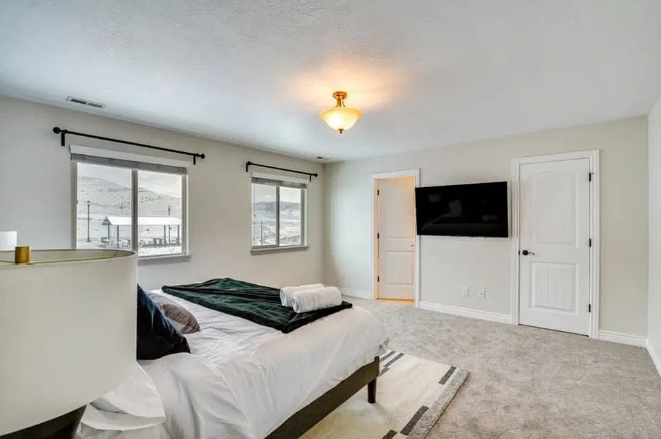 7 bed, 4.5 bath, 4800 sqft, $3,499 — Photo 2