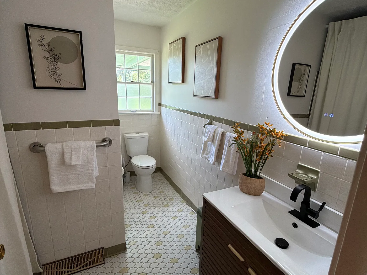 4 bed, 1.5 bath, 1242 sqft, $3,500 — Photo 2