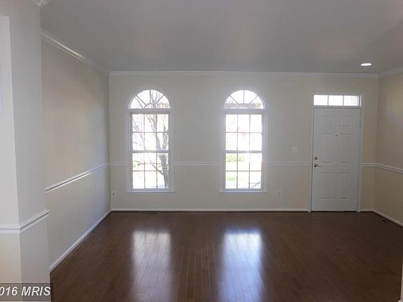 3rd image of 318 Fallsgrove Dr