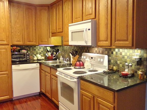 Gorgeous kitchen with granite counters
