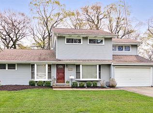 16086 W Arlington Dr, Libertyville, IL 60048