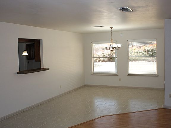 3rd image of 302 Erin Dr