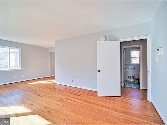 5th image of 1912 S Glebe Rd