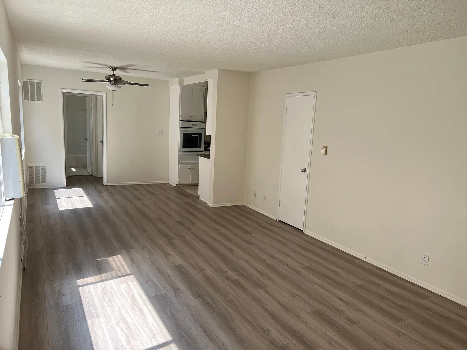 410 N Maple Dr — Photo 2