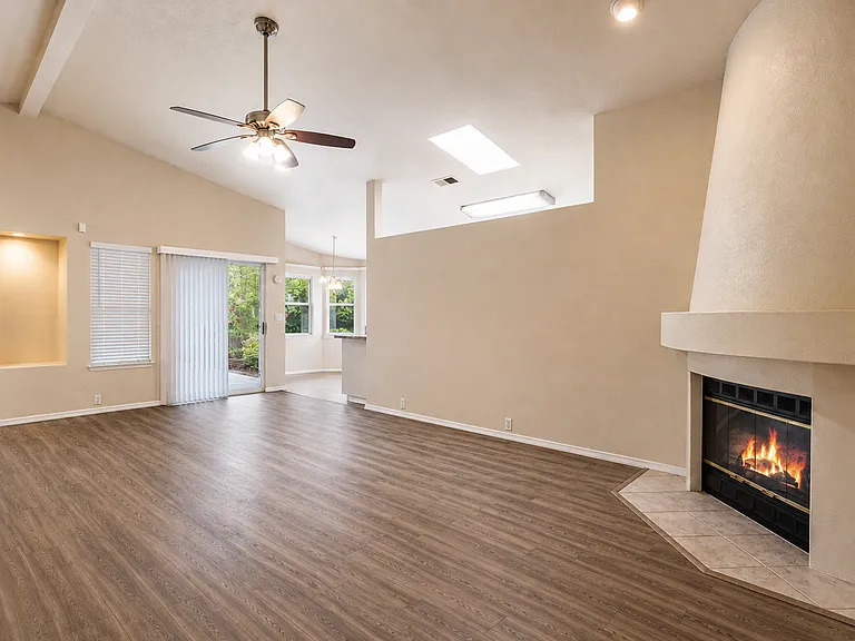 10916 Griffith Park Dr NE — Photo 2