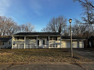 2301 Cortland Dr, Charleston, IL 61920