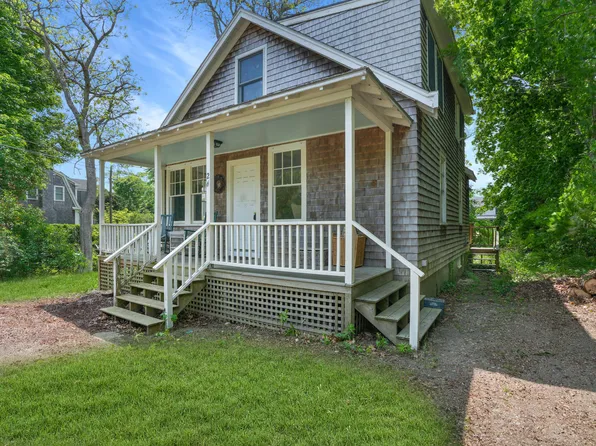 26 Midland Ave, Tisbury, MA 02568