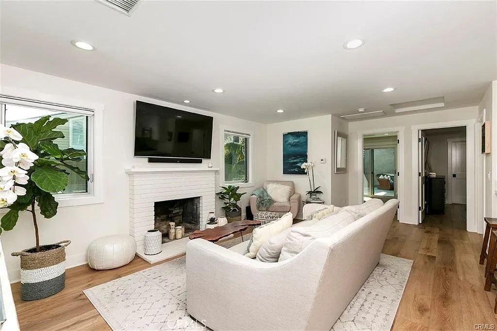 2 bed, 900 sqft, $6,900 — Photo 3
