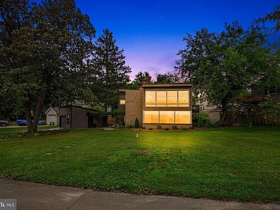 5th image of 1005 Lake Claire Dr
