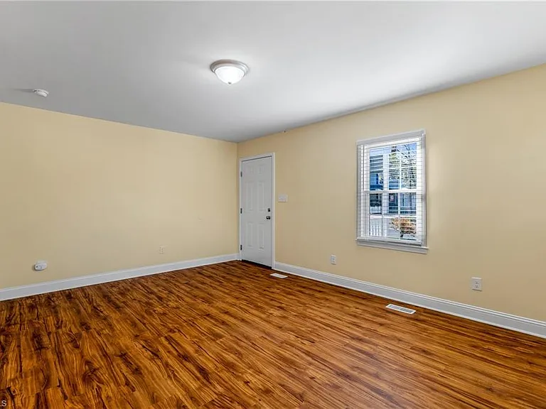 810 Elwell Ave — Photo 8
