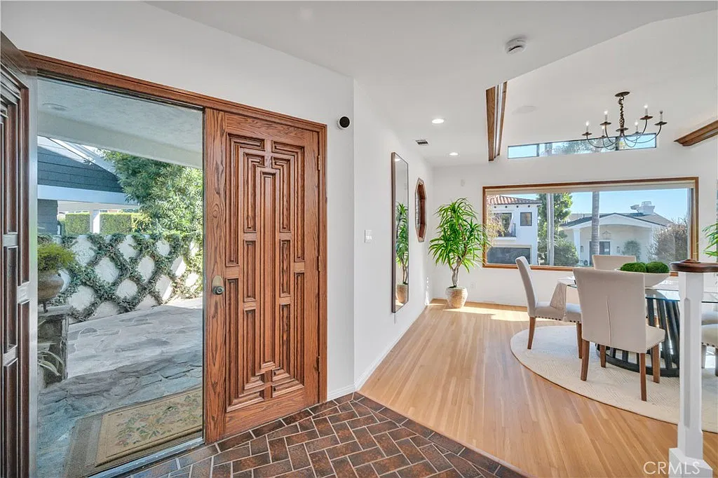 4 bed, 2.5 bath, 2914 sqft, $15,250 — Photo 4