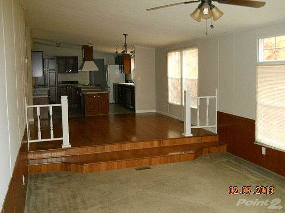 27 Oakridge fam room