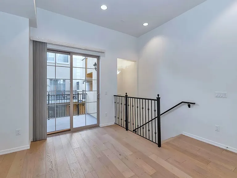 421 W 6th St #1016 — Photo 9