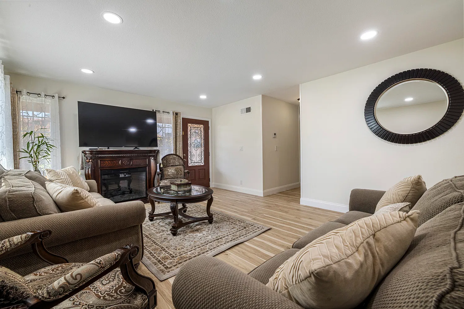 4 bed, 1396 sqft, $4,700 — Photo 4