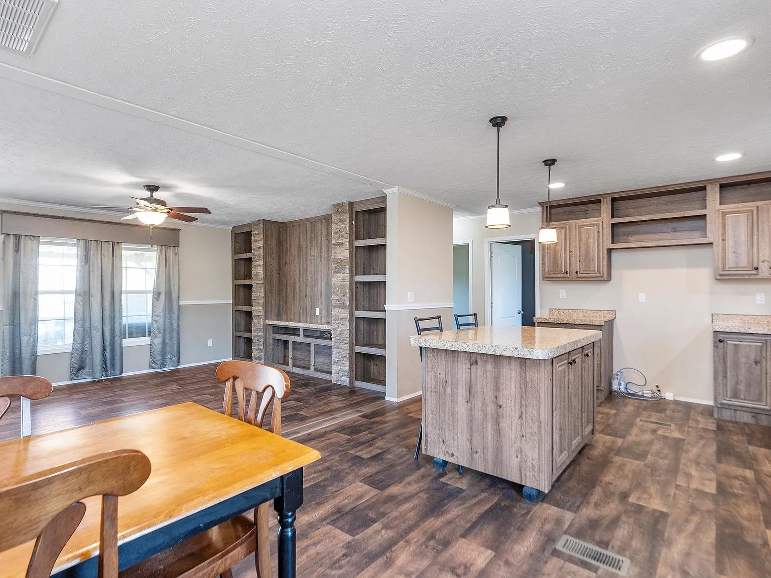3 bed, 2.0 bath, 1348 sqft, $1,800 — Photo 3