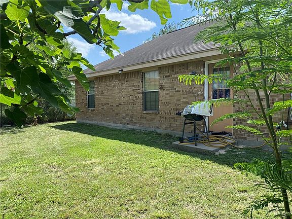 3rd image of 2720 N Poinsettia Ln