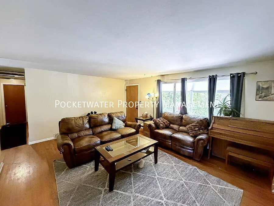 4 Bedroom Home Near CU Boulder | Large Backyard | Student Friendly — Photo 4